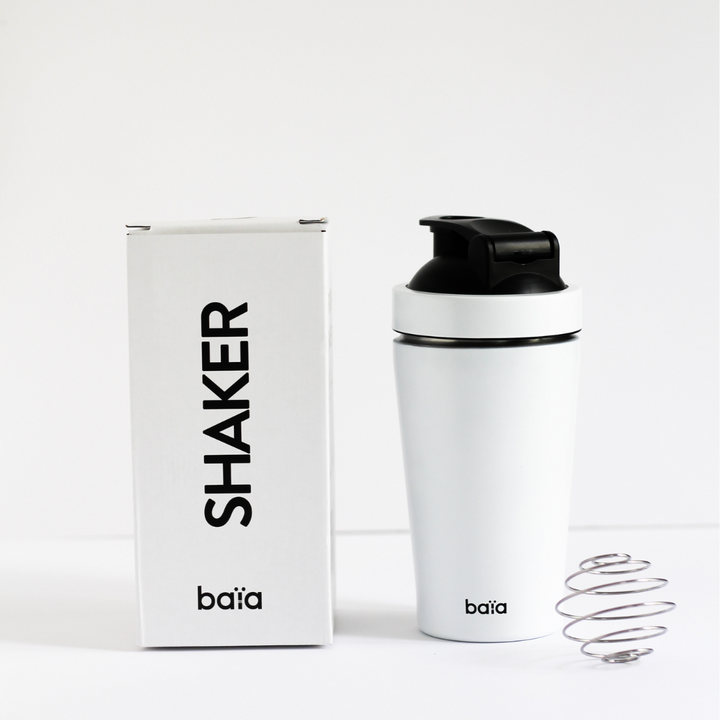 Metal shaker with mixing ball
